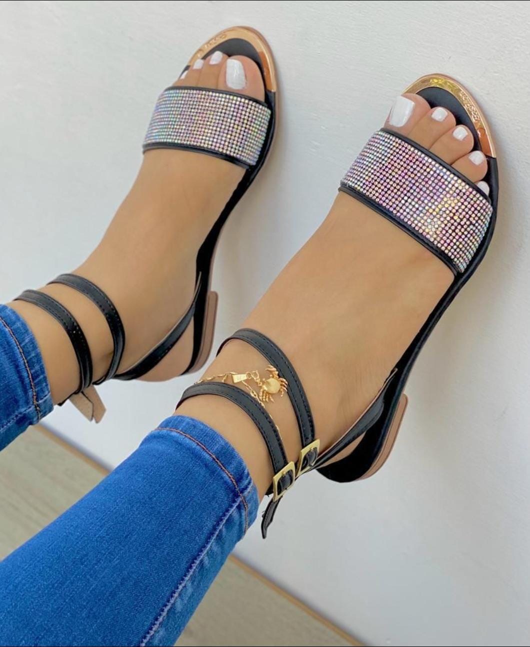 Sandalia Plana de Doble Correa con Acabados Impecables Glamure Confort