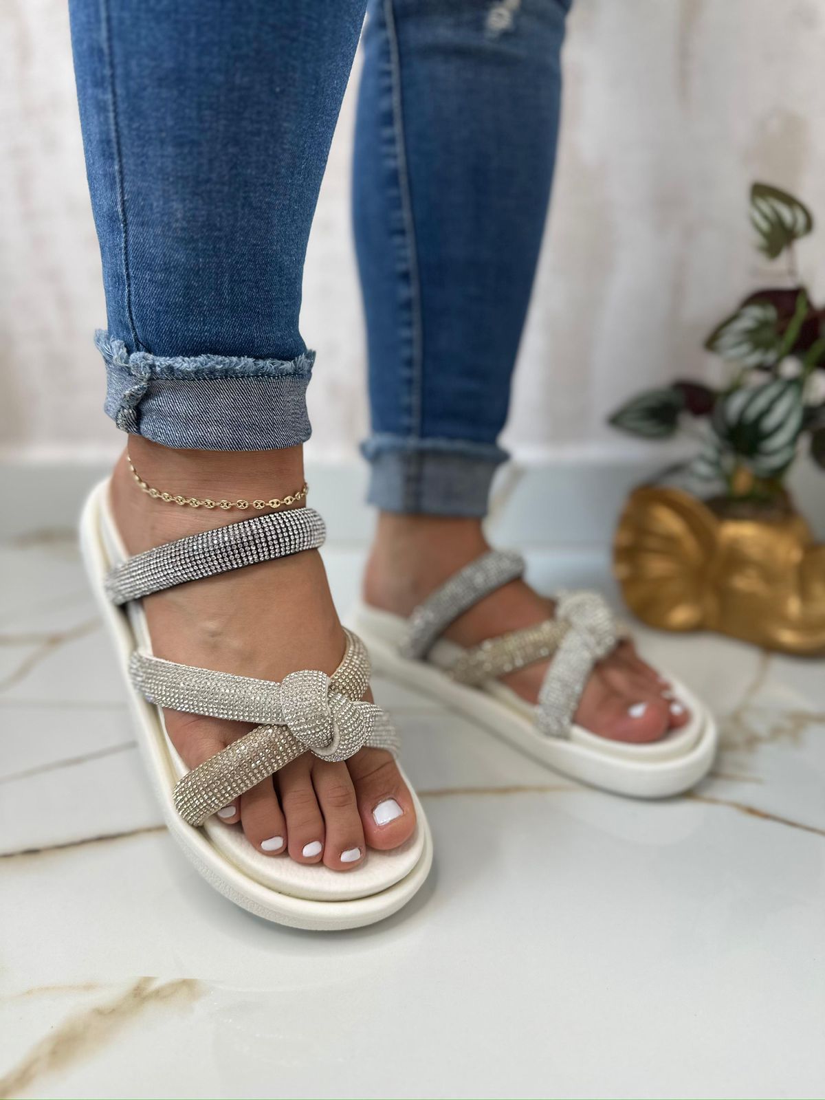Sandalia Brillos Cruzados Confort & Estilo – Elegancia luminosa