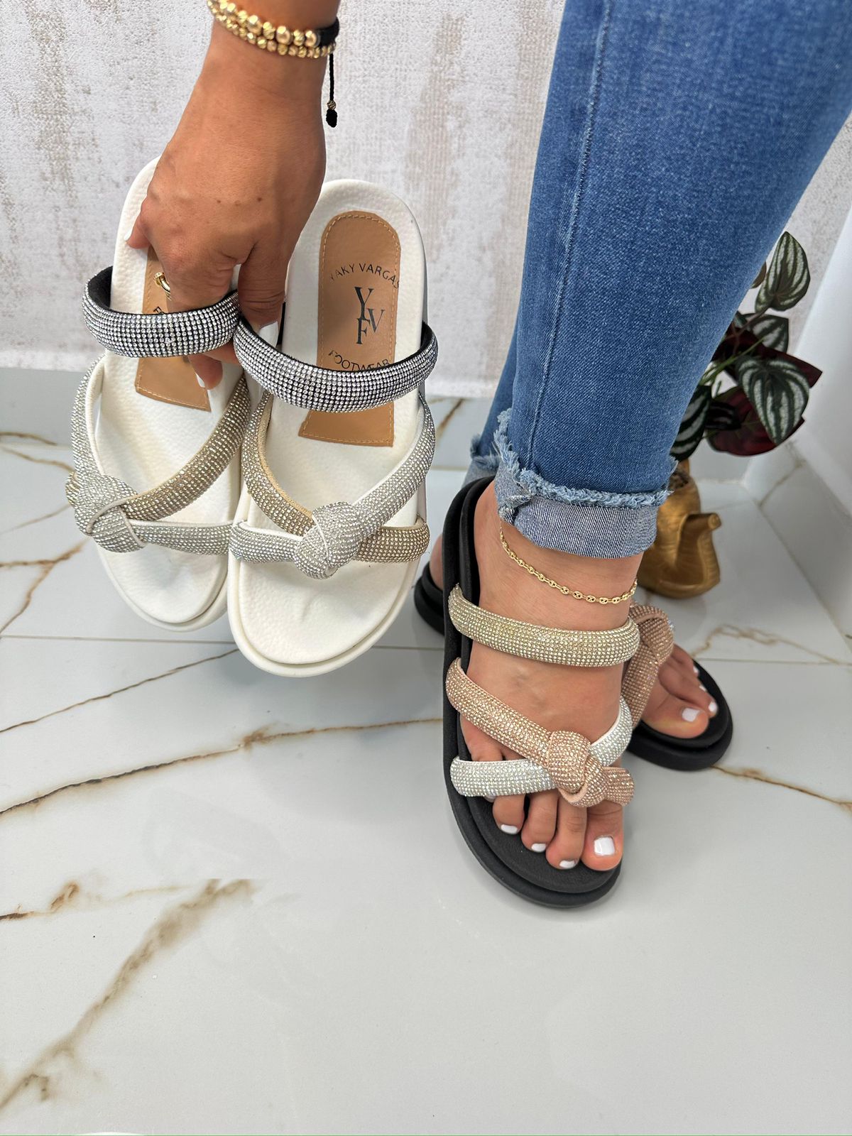 Sandalia Brillos Cruzados Confort & Estilo – Elegancia luminosa