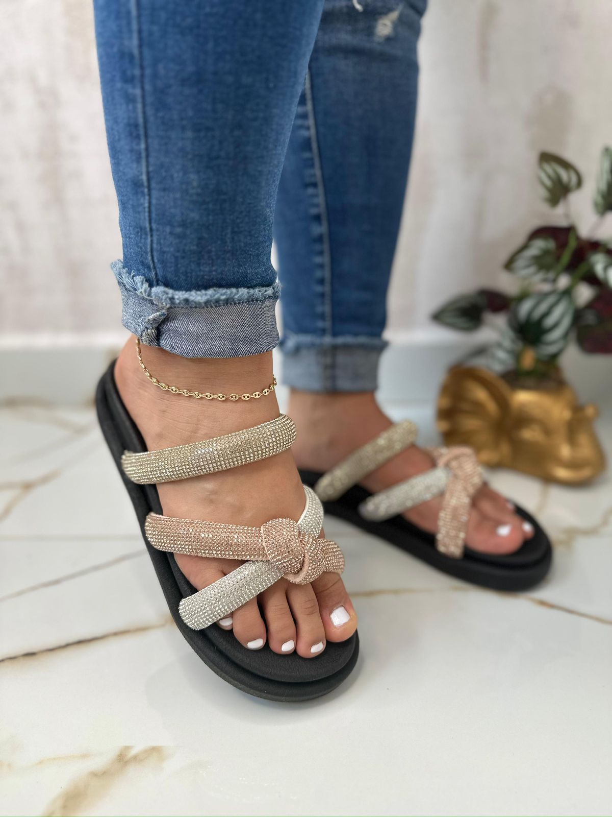Sandalia Brillos Cruzados Confort & Estilo – Elegancia luminosa