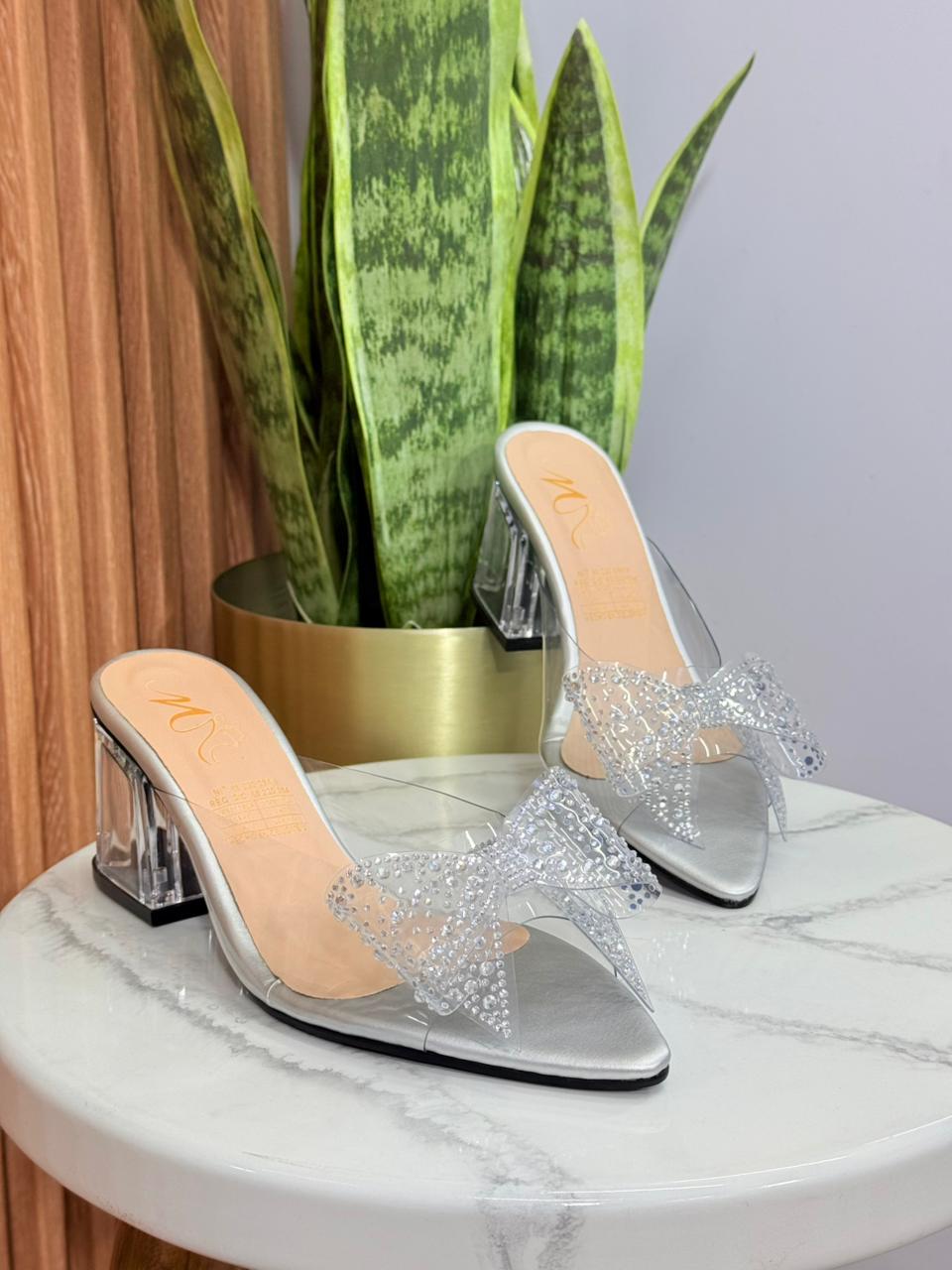 Sandália Salto Cristal com Laço em Pedraria Brilhante