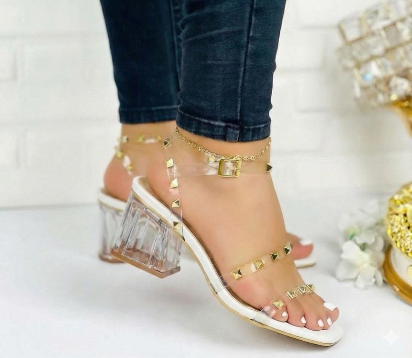 Sandalias de Tacón Medio con Diseño Piramidal