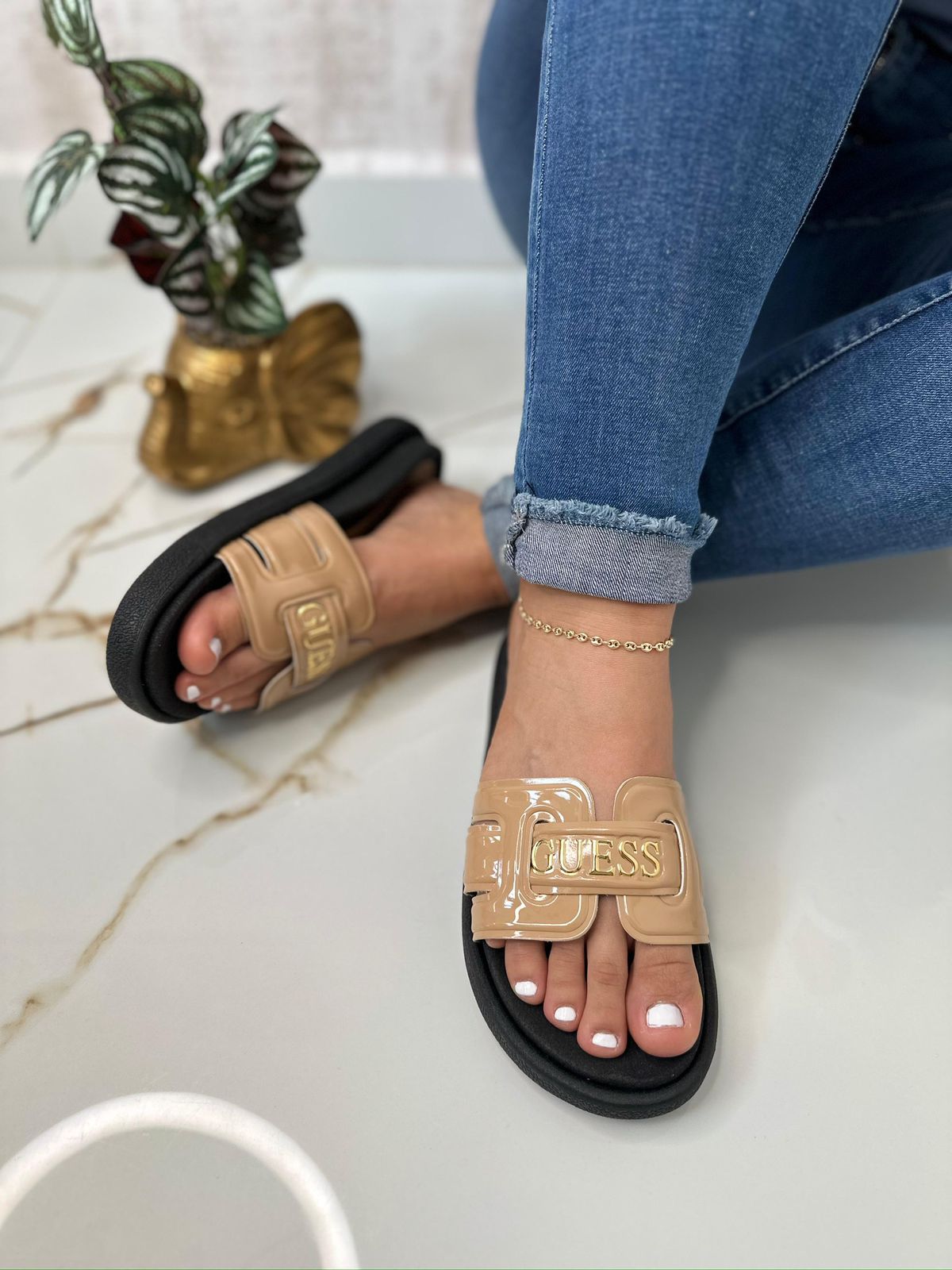 Sandalia Guess Confort & Estilo – Elegancia para cada día