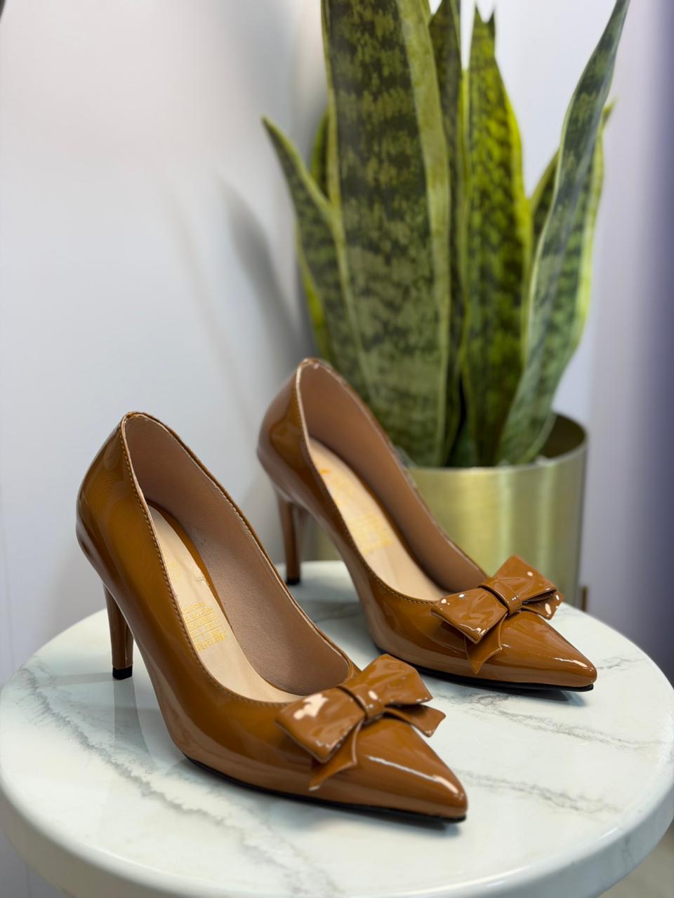 Scarpin Salto Agulha em Verniz com Laço Frontal Glamure Original