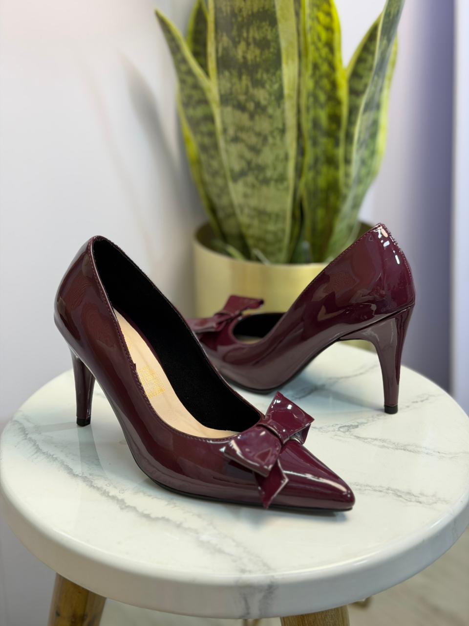 Scarpin Salto Agulha em Verniz com Laço Frontal Glamure Original