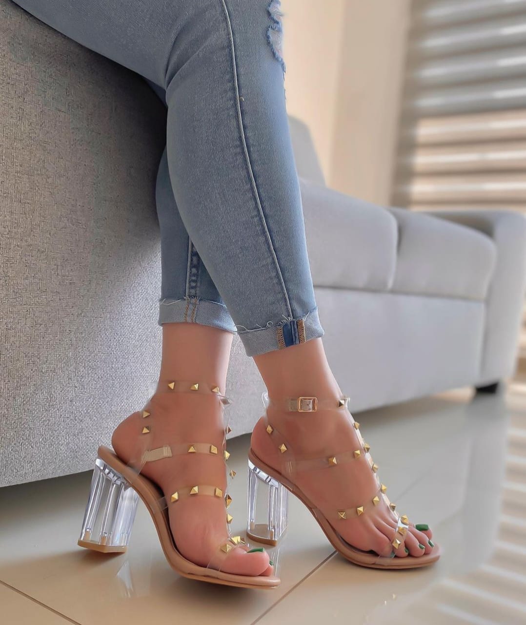 Sandalias Cristal Pirámides: Elegancia y Brillo Atemporal